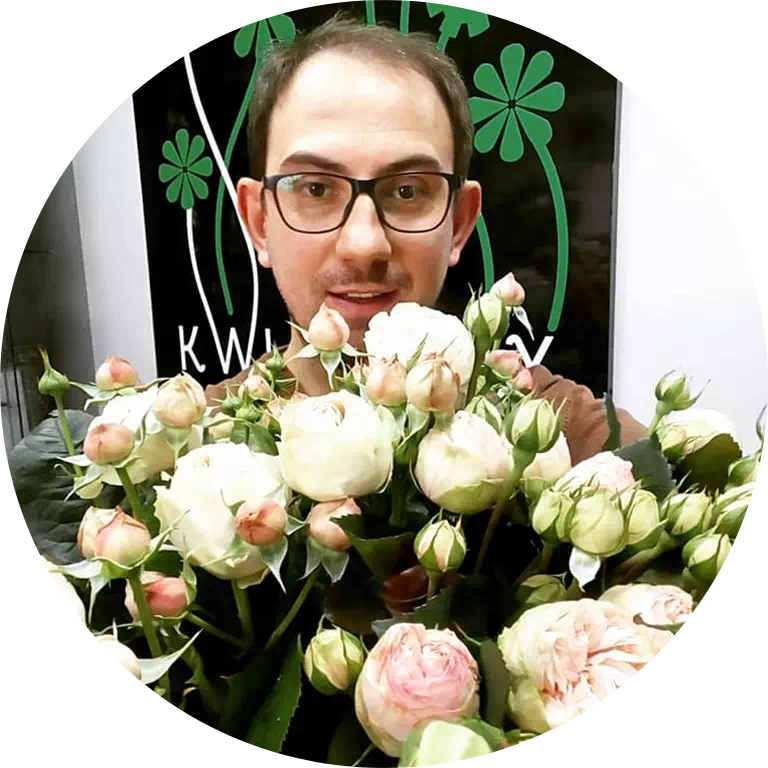 mężczyzna z kwiatami